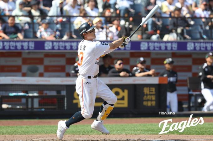 한화 이글스 이진영이 3일 열린 KBO리그 대전 KT 위즈전에서 5회말 시즌 5호 2점 홈런을 터뜨렸다. (한화 이글스 제공)