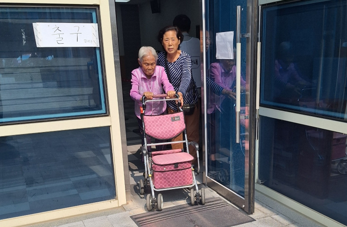 제21대 대통령선거를 맞아 100세가 넘는 최고령 유권자들도 소중한 한 표를 행사했다. 사진은 제21대 대통령선거 투표일인 3일 충북 옥천군 최고령 유권자 이용금 할머니가 청산면 다목적회관에서 참정권을 행사한 후 큰 딸과 함께 투표장을 나서고 있는 모습. /사진=뉴시스(독자제공)