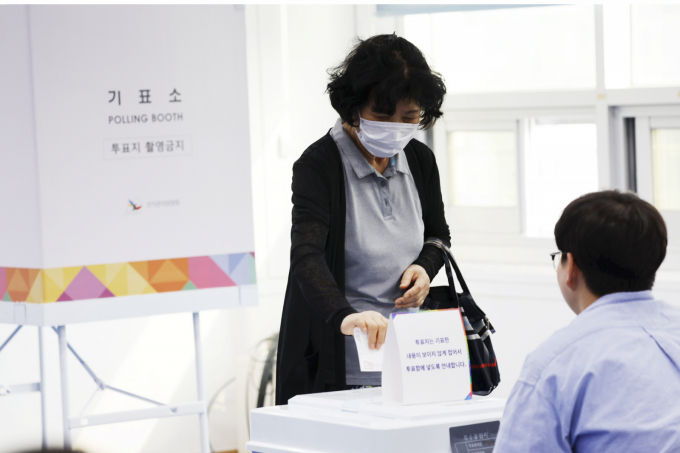 제21대 대통령 선거 투표율이 주목된다. 사진은 3일 광주 소재 투표소에서 투표하는 유권자. /사진=뉴스1