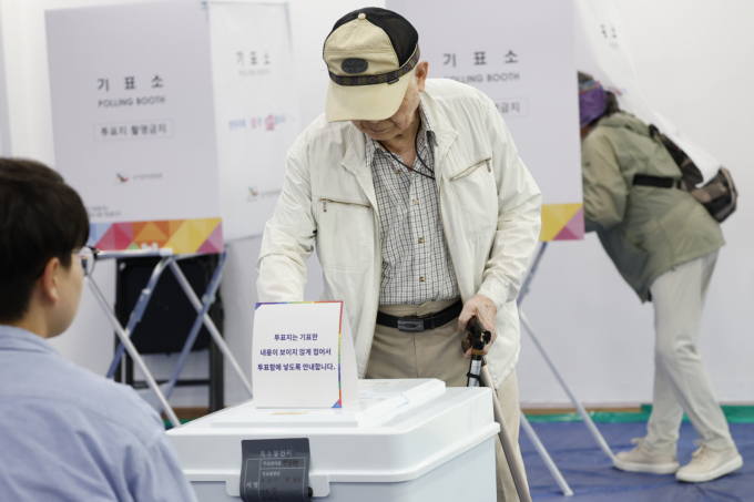 제21대 대통령 선거 투표율이 주목된다. 사진은 3일 광주에서 투표하는 유권자. /사진=뉴스1