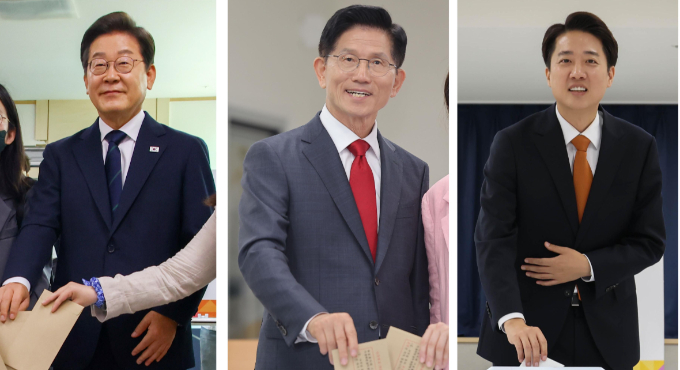 지상파 방송 3사가 실시한 제21대 대선 출구조사 결과 이재명 대선 후보가 김문구 국민의힘 후보를 두 자릿수 넘게 따돌린 것으로 예측됐다. 사진은 사전투표에 참여한 (왼쪽부터) 이재명, 김문수, 이준석 후보. /사진=뉴시스
