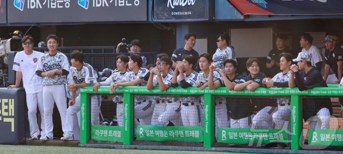 제21대 대통령 선거 투표일인 3일 오후 서울 송파구 잠실야구장에서 열린 프로야구 '2025 신한 SOL뱅크 KBO 리그' KIA 타이거즈와 두산 베어스의 경기, 두산 선수들이 더그아웃에서 경기를 지켜보고 있다. 2025.6.3/뉴스1 ⓒ News1 김진환 기자