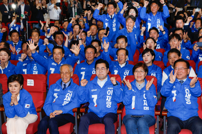 제21대 대통령 선거 출구조사 결과에 따른 각 당 반응이 주목된다. 사진은 서울 여의도 국회의원회관에 마련된 개표상황실에서 출구조사 결과를 확인하고 환호하는 더불어민주당 지도부. /사진=뉴스1