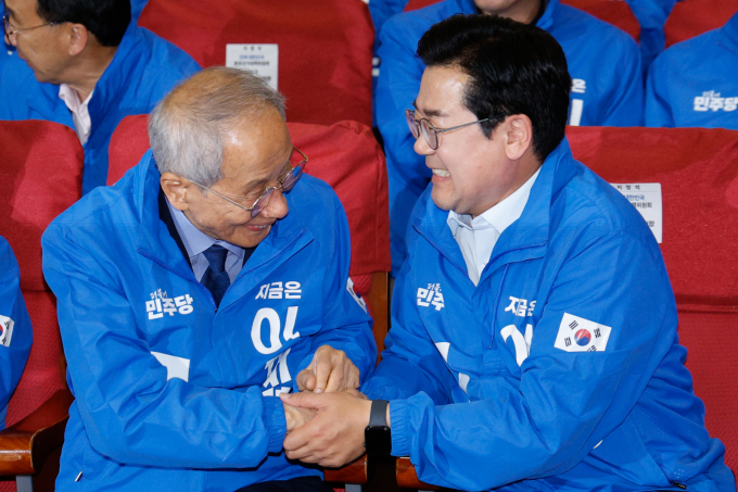 박찬대 더불어민주당 상임총괄선거대책위원장은 제21대 대선 지상파 3사(KBS·MBC·SBS) 출구조사에서 이재명 민주당 후보가 50%를 넘는 득표율로 1위를 기록할 것으로 예측되자 "국민들께서 윤석열 정권과 내란 세력에 대해 심판 투표를 한 것"이라고 평가했다.사진은 윤여준, 박찬대 진짜 대한민국 선거대책위원회 상임총괄선대위원장이 3일 오후 서울 여의도 국회 의원회관에 마련된 제21대 대통령선거 개표상황실에서 방송사 출구조사 결과를 확인후 악수하고 있는 모습. /사진=뉴시스