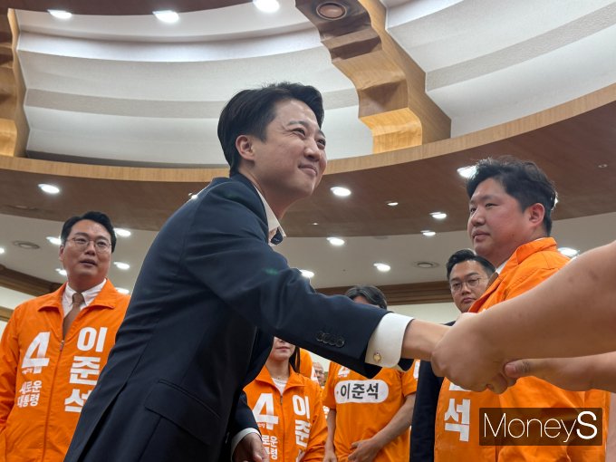 이준석 개혁신당 대선 후보가 개혁신당 대통령선거 개표상황실에서 지지자들과 인사를 나누고 있다. /사진=김서연 기자  
