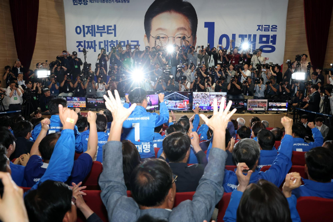 지상파 방송 3사가 3일 이재명 더불어민주당 대선 후보의 당선이 유력하다고 보도했다. 사진은 이날 국회의원회관 대회의실에서 출구조사 결과가 이 후보의 우위로 나타나자 당직자들이 환호하는 모습. /사진=공동취재
