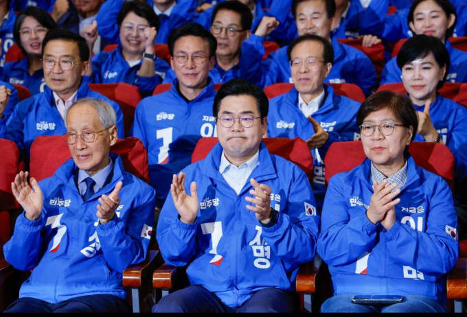 지상파 방송 3사가 오후 11시40분쯤 이재명 더불어민주당 대선 후보의 당선이 확실하다고 보도했다. 사진은 이날 서울 여의도 국회의원회관 개표상황실에서 손뼉을 치는 (앞줄 왼쪽부터) 윤여준, 박찬대, 정은경 선대위원장. /사진=뉴스1