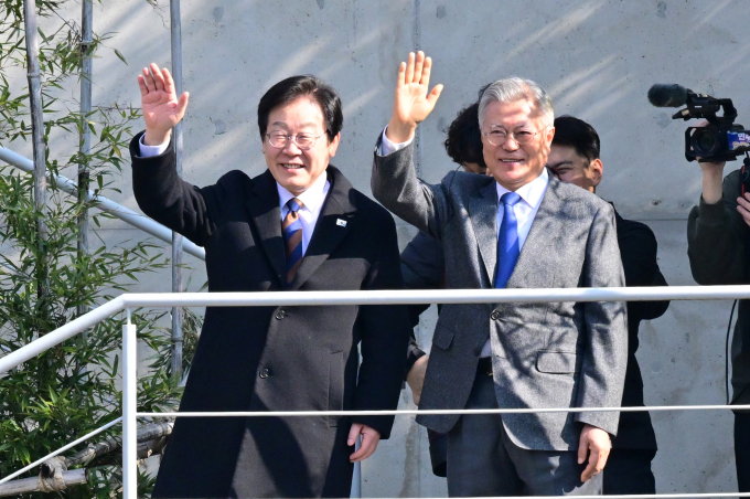 문재인 전 대통령이 이재명 더불어민주당 대선 후보 당선 확정 소식에 대해 축하의 메시지를 전했다. 사진은 지난 1월30일 이재명 후보(왼쪽)가 경남 양산시 평산마을 대통령 사저를 찾아 문재인 전 대통령과 지지자들을 향해 인사를 전하는 모습. /사진=뉴시스 