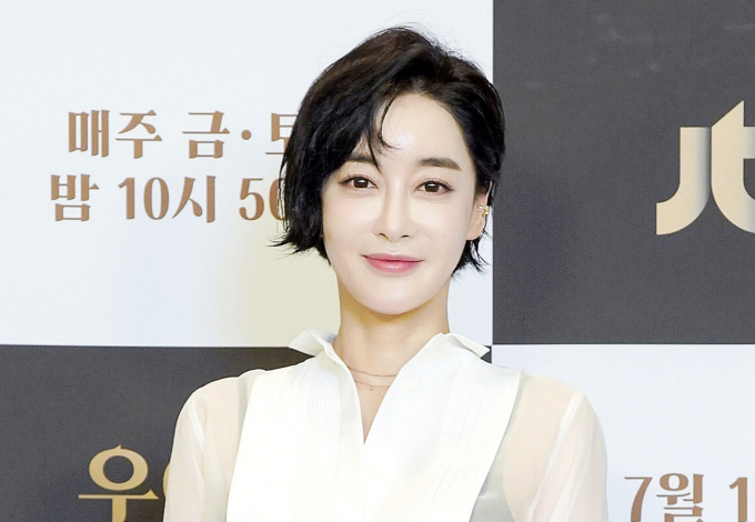 배우 김혜은이 유시민의 발언을 저격하는 게시물을 업로드해 논란을 빚은 가운데, 제21대 대통령 선거 개표가 마무리된 시점에서 사과문을 게재했다. 사진은 지난 2020년 7월 온라인으로 생중계된 JTBC 금토드라마 '우아한 친구들' 제작발표회에 참석한 배우 김혜은. /사진 =JTBC 제공