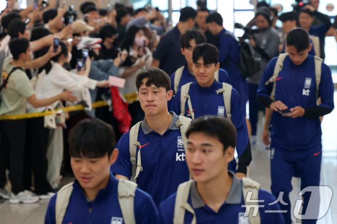 이재성을 비롯한 축구 국가대표팀 선수들이 2일 이라크전 원정경기를 하기 위해 인천국제공항을 통해 출국하고 있다. 대한민국 축구대표팀은 6일 오전 3시15분(한국시간) 이라크와 2026 국제축구연맹(FIFA) 북중미 월드컵 아시아 3차 예선 B조 경기를 치른다. 2025.6.2/뉴스1 ⓒ News1 박세연 기자