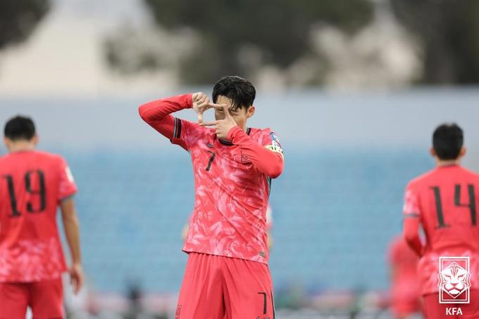 19일 오후(한국시간) 요르단 암만 국제경기장에서 열린 2026 북중미 월드컵 아시아지역 3차 예선 B조 6차전 팔레스타인과 대한민국의 경기에서 손흥민이 동점골을 터뜨린 뒤 세리머니를 하고 있다.(대한축구협회 제공) 2024.11.19/뉴스1