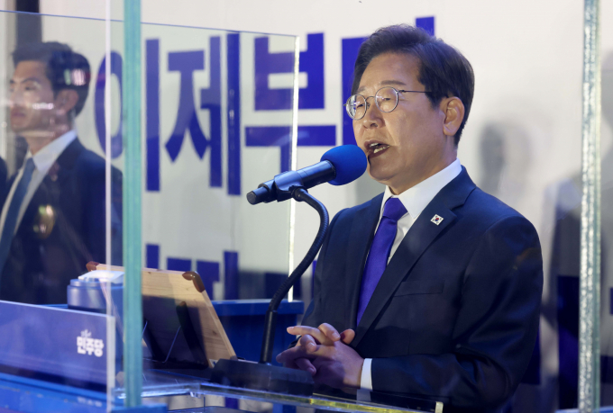  주요 외신들은 3일 치러진 제21대 대통령 선거에서 더불어민주당 이재명 대선 후보의 당선을 일제히 긴급 뉴스로 보도했다.  사진은 4알 오전 서울 여의도 국회 앞에서 열린 국민 개표방송 행사에서 발언한 이재명 대통령 당선인. /사진=뉴시스