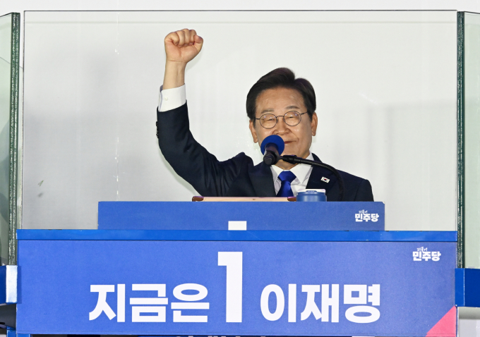 경영계가 이재명 대통령에게 기업 하기 좋은 환경 구축을 위해 힘써달라고 당부했다. 사진은 이 대통령이 대통령 당선이 유력시되던 4일 새벽 서울 여의도 국회 앞에서 열린 개표방송 행사에서 시민들에게 인사하던 모습. /사진=공동취재단(뉴시스)