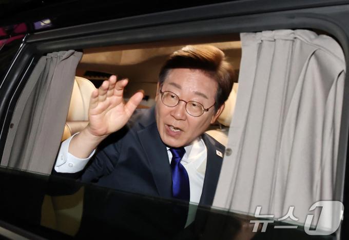 당선이 확실시된 이재명 더불어민주당 대통령 후보가 4일 서울 여의도 국회 앞에 마련된 민주당 국민개표방송시청 현장에서 연설을 마친 후 떠나고 있다. (공동취재) 2025.6.4/뉴스1 ⓒ News1 안은나 기자