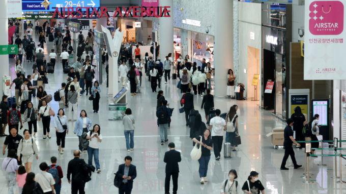 LS증권이 4일 신세계에 대해 긍정 전망을 내놨다. 사진은 지난달 26일 오후 인천국제공항 내 면세점 구역에서 공항 이용객이 각종 면세점을 지나는 모습. /사진=뉴시스