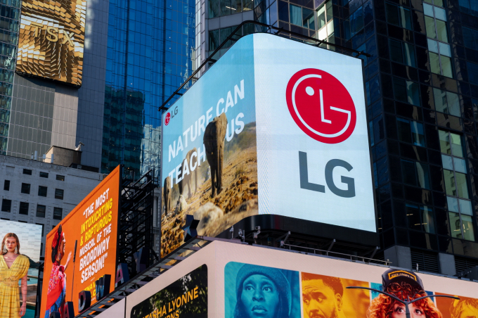 LG전자가 'LG 희망스크린' 활동의 일환으로 미국 뉴욕 타임스스퀘어와 영국 런던 피카딜리광장 전광판에서 유엔환경계획(UNEP)이 제작한 '세계 환경의 날' 캠페인 영상을 상영한다. /사진=LG전자