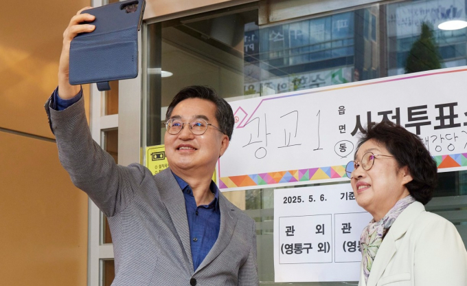 제21대 대통령선거 사전투표 첫날인 지난달 29일 투표를 마치고 기념촬영하는 김동연 경기도지사(왼쪽) /사진=김동연 경기도지사 SNS