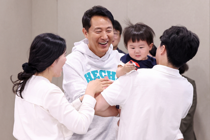 오세훈 서울시장이 이재명 대통령 당선과 관련해 축하 인사 및 당부의 글을 올렸다. 사진은 지난달 27일 오세훈 서울시장이 서울 중구 서울시청에서 열린 '탄생응원프로젝트 서울 베이비 엠버서더 간담회'에서 베이비 엠버서더 가족들과 인사를 나누고 있는 모습. /사진=뉴스1