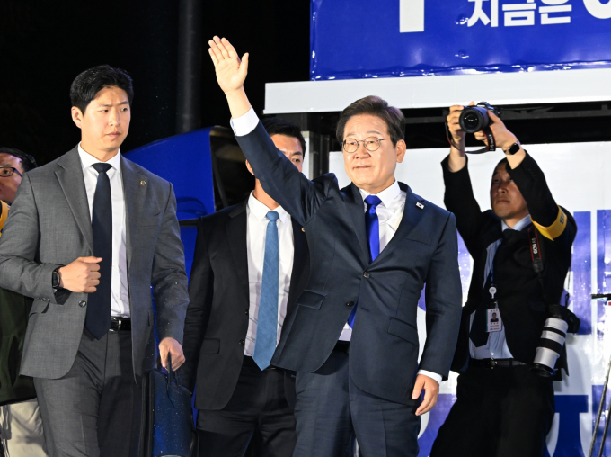 이재명 제21대 대통령 당선인이 4일 오전 서울 여의도 국회 앞에서 열린 국민 개표방송 행사에서 시민들에게 인사하고 있다. /사진=공동취재