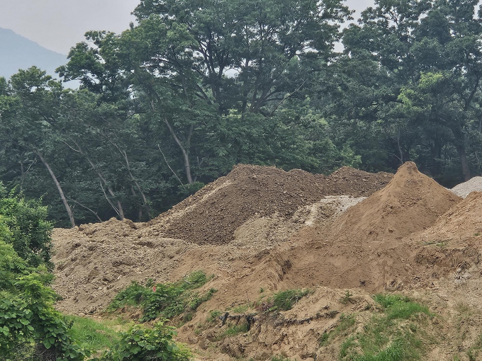 골재 선별장에서 발생한 폐기물인 흙(무기성 오니)을 향남읍 도이리 산11번지 일대 도로 옆에 버젓이 불법 성토한 의혹이 일고 있다. 사진은 불법 성토현장. /사진=김동우 기자 