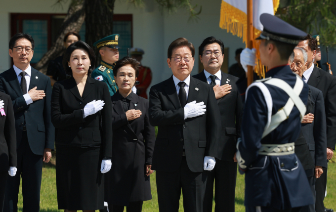 이재명 대통령의 취임 첫날 일정이 주목된다. 사진은 서울 동작구 국립서울현충원에서 참배를 위해 들어서며 국기에 경례하는 이 대통령(가운데). /사진=뉴시스