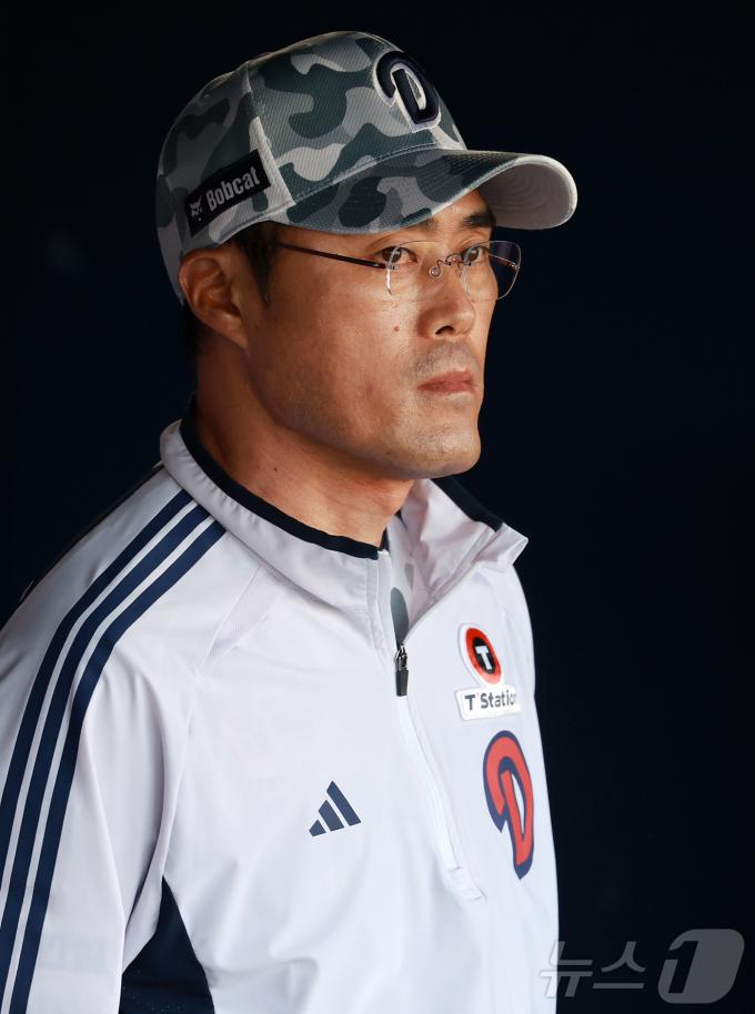 조성환 두산 베어스 감독대행이 3일 오후 서울 송파구 잠실야구장에서 열린 프로야구 '2025 신한 SOL뱅크 KBO 리그' KIA 타이거즈와 두산 베어스의 경기를 지켜보고 있다. 2025.6.3/뉴스1 ⓒ News1 김진환 기자