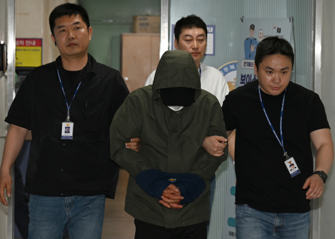 아내와 두 아들에게 수면제를 먹이고 해상 돌진한 40대 가장이 구속 기로에 섰다. 사진은 4일 오전 광주 북구 북부경찰서에서 구속 전 피의자 심문(영장실질심사)을 받기 위해 이동한 40대 가장 A씨. /사진=뉴시스