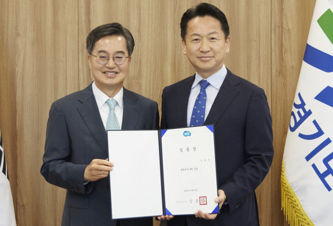 김동연 경기도지사가 4일 경기도청에서 고영인 신임 경제부지사(오른쪽)에게 임명장을 수여하고 있다./사진제공=경기도