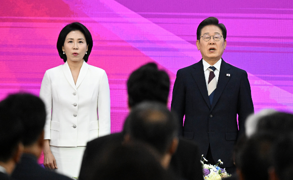 이재명 대통령이 경호처 인사 검증 전까지 경찰의 근접 경호를 받는다. 사진은 이재명 대통령과 김혜경 여사가 서울 여의도 국회에서 열린 제21대 대통령 취임선서에서  애국가를 제창하는 모습. /사진=뉴스1