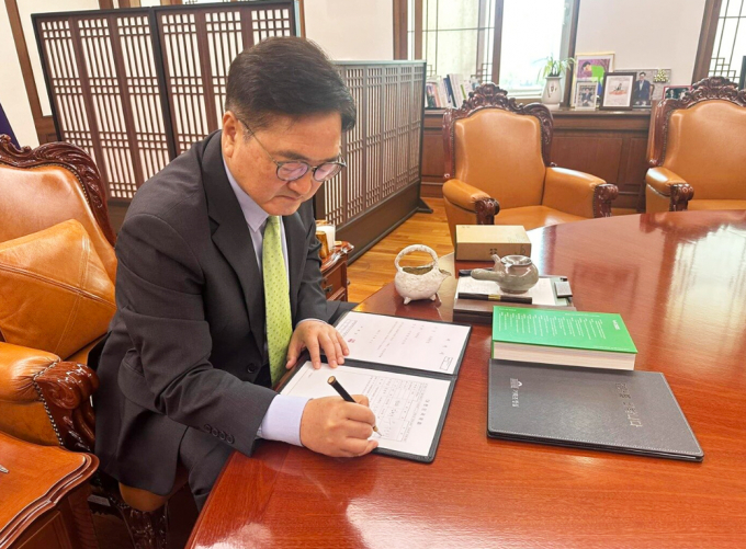 우원식 국회의장이 4일 이재명 대통령이 국회에 제출한 국회의원직 사직서를 결재했다. 사진은 우 의장이 이재명 의원 사직서에 사인하는 장면. /사진=우원식 국회의장 페이스북 캡처