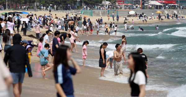 오는 5일은 전국이 대체로 맑고 낮 기온이 25도 이상 오르겠다. 사진은 제21대 대통령 선거일이자 초여름 날씨를 보인 지난 3일 오후 부산 해운대해수욕장을 찾은 시민, 관광객 등이 물놀이를 즐기며 더위를 식히고 있는 모습. /사진=뉴스1