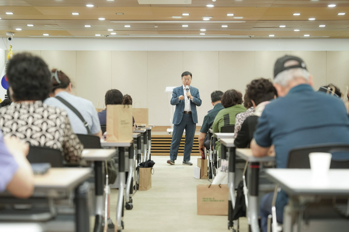 신상진 성남시장이 4일 오후 1시 시청 3층 한누리에서 위탁가정 부모 100명이 참석한 가운데 보수교육을 진행하고 있다. /사진제공=성남시