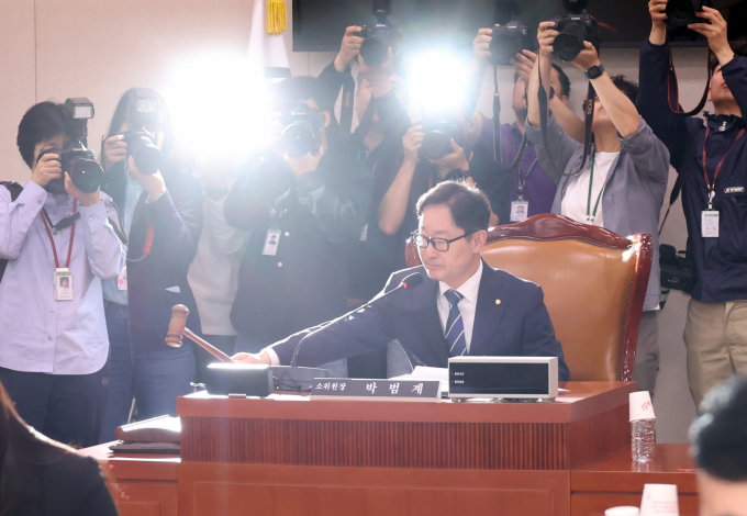 국회 법제사법위원회가 4일 오후 서울 여의도 국회에서 진행된 법안심사 1소위에서 법원조직법 개정안을 통과키셨다. 사진은 지난달 7일 법사위 제1차 법안심사 제1소위원회에서 회의를 개의하는 박범계 위원장. /사진=뉴시스