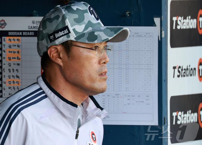 조성환 두산 베어스 감독대행이 3일 오후 서울 송파구 잠실야구장에서 열린 프로야구 '2025 신한 SOL뱅크 KBO 리그' KIA 타이거즈와 두산 베어스의 경기를 지켜보고 있다. 2025.6.3/뉴스1 ⓒ News1 김진환 기자