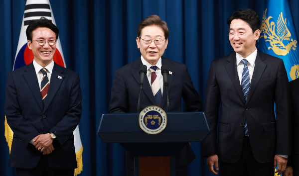이재명 대통령이 용산 대통령실의 현 상태를 언급하며 황당함을 드러냈다. 사진은 왼쪽부터 김민석 국무총리 후보자, 이재명 대통령, 강훈식 비서실장 모습. /사진=뉴시스