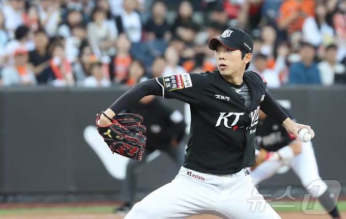 4일 대전 한화생명볼파크에서 열린 '2025 신한 SOL 뱅크 KBO리그' 프로야구 한화 이글스 대 KT 위즈 경기에서 KT 선발 오원석이 투구하고 있다 2025.6.4/뉴스1 ⓒ News1 김기남 기자