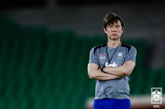 '2026 FIFA 북중미 월드컵 3차 예선' 이라크와의 경기를 앞둔 축구대표팀 홍명보 감독이 3일(현지시간) 이라크 바스라 알 파이하 스타디움에서 훈련을 지켜보고 있다. (대한축구협회 제공. 재판매 및 DB 금지) 2025.6.4/뉴스1