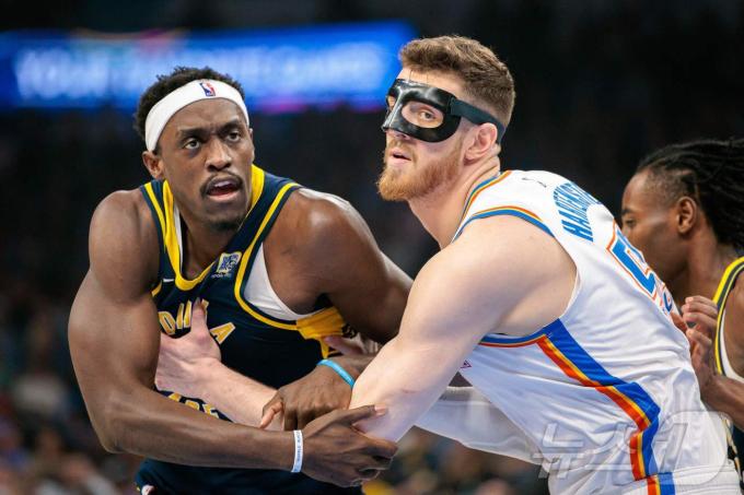 인디애나 페이서스와 오클라호마시티는  6일(한국시간) 열리는 2024-25 NBA 파이널(챔피언결정전) 1차전을 시작으로 마지막 승부를 펼친다.  사진 왼쪽이 동부 콘퍼런스 MVP를 받은 파스칼 시아캄. ⓒ AFP=뉴스1