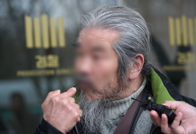 아동 성폭행범 조두순이 정신 이상 증세로 약 한 달 동안 정신 감정을 받게 됐다. 사진은 지난해 3월 경기 안산시 단원구 수원지방검찰청 안산지청에서 첫 공판을 마친 뒤 취재진의 질문에 답한 아동 성범죄자 조두순. /사진=뉴스1