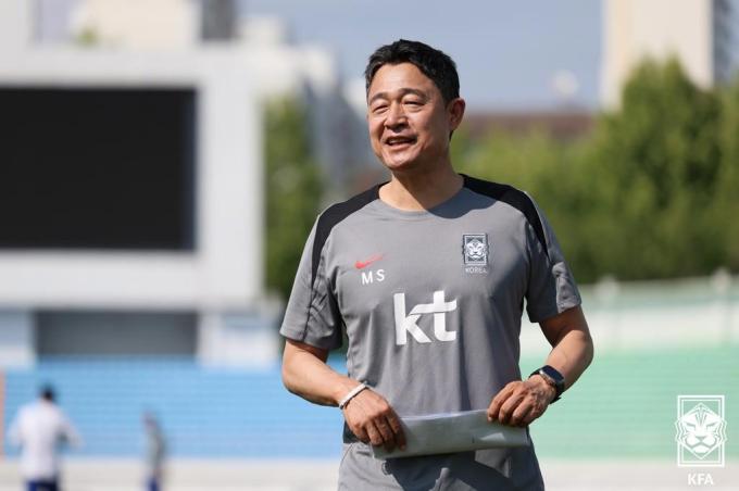 이민성 U22 감독이 원주 소집 훈련 중 밝게 웃고 있다.(대한축구협회 제공)