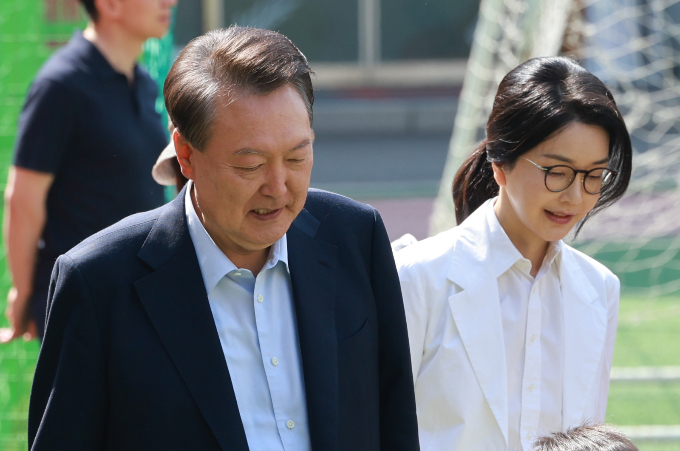 슈퍼 여당이 된 더불어민주당이 5일 국회 본회의에서 3대 특검법을 처리할 계획이다. 사진은 지난 3일 서울 서초구에서 제 21대 대통령 선거 본투표를 위해 모습을 드러낸 윤석열 전 대통령과 김건희 여사. /사진=공동취재