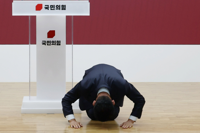 김문수 전 국민의힘 대선 후보가 대선 패배후 거취 및 행보에 대해 논의하고 있다. 사진은 지난 4일 김문수 전 국민의힘 대통령 후보가 서울 여의도 중앙당사에서 열린 제21대 대통령선거 국민의힘 중앙선거대책위원회 해단식에서 절하고 있는 모습. /사진=뉴시스(공동취재)