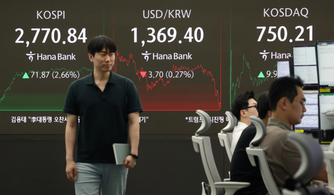  4일 서울 중구 하나은행 딜링룸에서 딜러들이 업무를 보고 있다./ /사진=뉴시스
