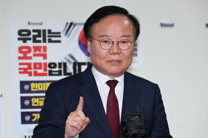 김재원 전 최고위원이 21대 대선 패배 요인에 대해 내부 반란으로 어려움에 처했고  후보 교체 작업이 결정적 패인이라고 밝혔다. 사진은 지난달 10일 김문수 국민의힘 대통령 후보 대리인인 김재원 비서실장이 10일 서울 여의도 국회에서 단일화 협상 관련 한덕수 예비후보 측과 회동을 마친 뒤 브리핑을 하고 있는 모습. /사진=뉴스1