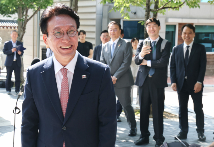 김민석 국무총리 후보자가 "제2의 IMF와 같은 어려운 상황인 만큼 민생과 통합이라는 두가지 가치를 매일매일 새기겠다"고 밝혔다. 사진은 이재명 정부 첫 국무총리 후보로 지명된 김민석 더불어민주당 최고위원이 5일 오전 서울 종로구 통의동 금융감독원 연수원에 마련된 인사청문회 준비 사무실로 첫 출근을 하고 있는 모습. /사진=뉴스1