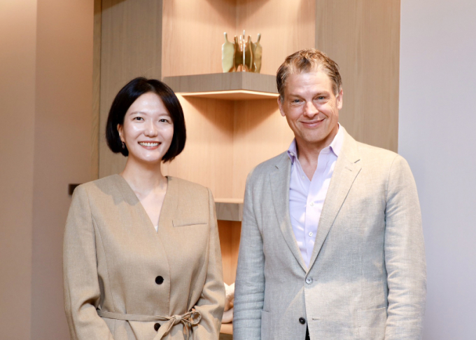 최수연 네이버 최고경영자(CEO·왼쪽)와 그렉 피터스(Greg Peters) 넷플릭스 공동 CEO. /사진=네이버