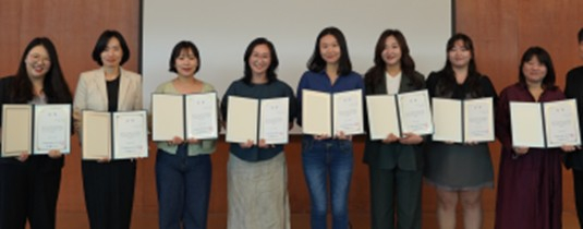 제9회 경기히든작가 공모에 선정된 8명의 신진 작가들이 지난 4일 열린 시상식에서 기념촬영을 하고있다./사진제공=경콘진