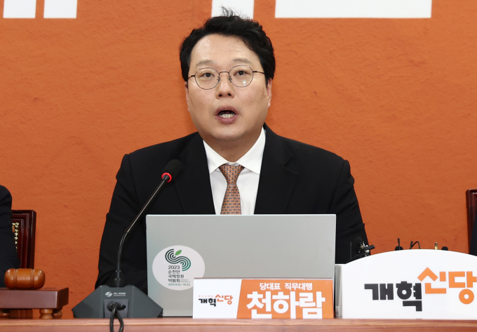 천하람 개혁신당 대표 권한대행이 "의석수를 믿고 통합과는 거리가 먼 국무총리 인선을 해버렸다"며 이재명대통령을 지적했다. 천하람 개혁신당 당대표 권한대행 겸 원내대표가 5일 서울 여의도 국회에서 열린 최고위원회의에서 모두 발언을 하고 있다. /사진=뉴스1
