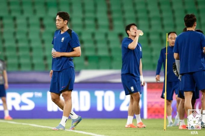 훈련 중 물을 마시는 오세훈(왼쪽)(대한축구협회 제공)