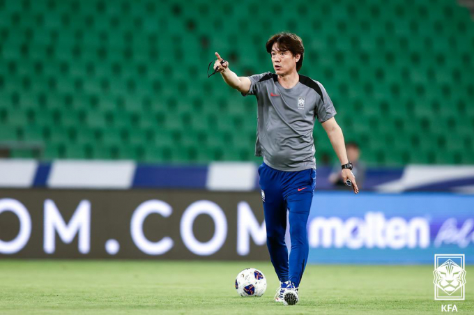 홍명보 감독이 이끄는 한국 축구대표팀이 오는 6일 이라크와의 2026 북중미월드컵 아시아 지역 3차 예선 B조 9차전을 앞두고 있다. 사진은 지난 5일(한국시각) 대표팀 훈련에 나선 홍명보 감독의 모습. /사진=뉴시스(대한축구협회 제공)